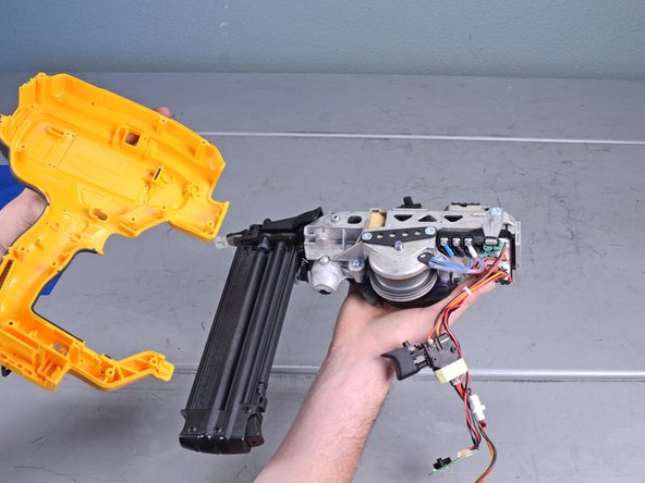 Dewalt Nailers DCN680D1 2018 Driver Blade Replacement, Remove the left housing: crwdns2935265:07crwdnd2935265:03crwdnd2935265:03crwdne2935265:0