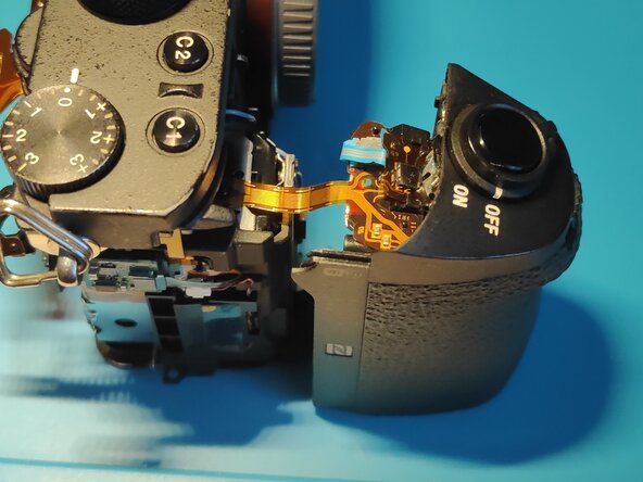 Sony A7 II Top Flex Cable replacement, Removing the grip 2: crwdns2935265:022crwdnd2935265:03crwdnd2935265:03crwdne2935265:0