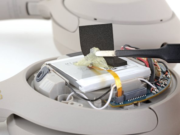 Sony WH-1000XM4 Battery Replacement, Remove the thermal sensor: crwdns2935265:012crwdnd2935265:03crwdnd2935265:03crwdne2935265:0