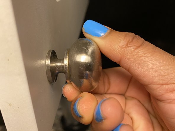 How to Repair a  Cabinet Door Knob: crwdns2935265:03crwdnd2935265:02crwdnd2935265:03crwdne2935265:0