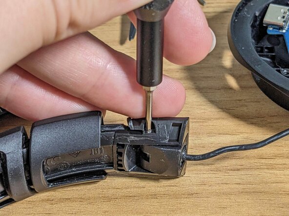 JBL Tune 510BT Ear cup holder replacement, Detach the holder from the headband: crwdns2935265:00crwdnd2935265:01crwdnd2935265:02crwdne2935265:0