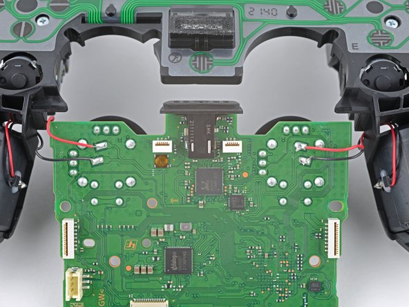 DualSense Controller v2 Vibration Motor Replacement, Desolder the vibration motor wires: crwdns2935265:026crwdnd2935265:02crwdnd2935265:03crwdne2935265:0