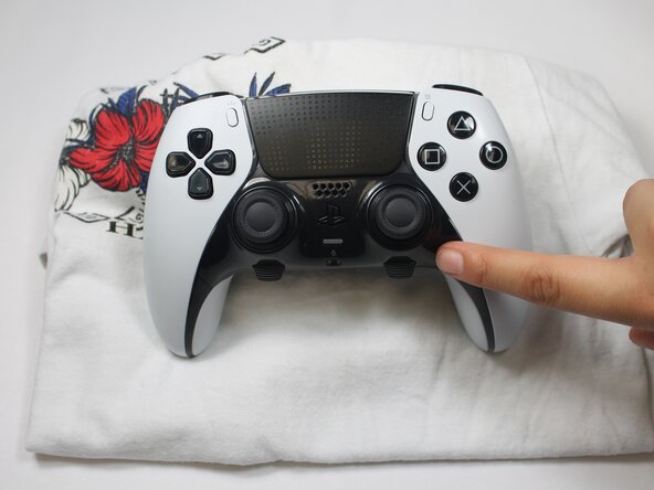 PS5 DualSense Edge Controller Stick Module Replacement: 步骤 2 中的图像 1，2