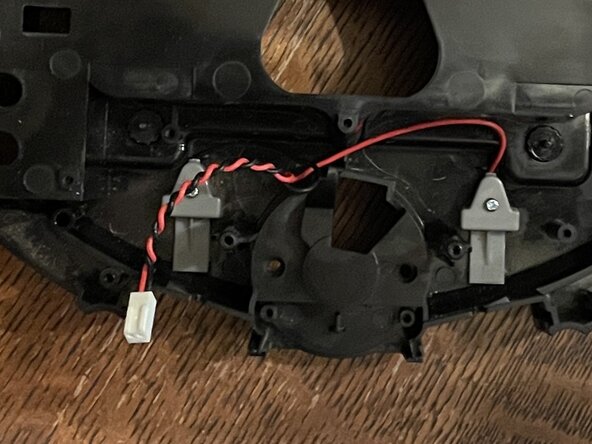 iRobot Roomba 581 Teardown, Charging Terminals: crwdns2935265:018crwdnd2935265:01crwdnd2935265:02crwdne2935265:0