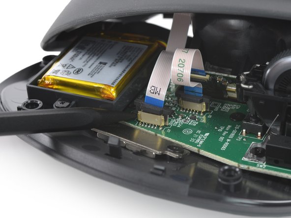 How to Open the Logitech MX Ergo, Disconnect the interconnect cable: crwdns2935265:010crwdnd2935265:02crwdnd2935265:03crwdne2935265:0