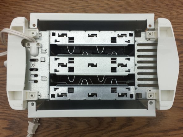 Proctor Silex® 2-Slice Extra Wide Slot Toaster Teardown, Remove housing screws: crwdns2935265:04crwdnd2935265:03crwdnd2935265:03crwdne2935265:0