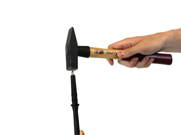 How to Replace the Tip of a Hiking Pole, Set the new tip in place: crwdns2935265:05crwdnd2935265:03crwdnd2935265:03crwdne2935265:0