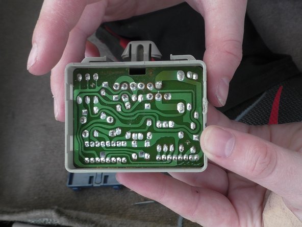 1997–2003 Lexus RX Lamp Failure Sensor Repair, Remove the Cover and Assess the Damage: crwdns2935265:010crwdnd2935265:02crwdnd2935265:03crwdne2935265:0