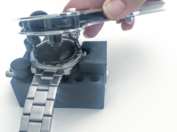 Lose Zeiger bei der Fossil Damenuhr Metallic Scarlette ES4314 reparieren: Schritt 8, Bild 3 von 3