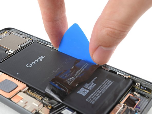 Sostituzione batteria Google Pixel 8, Inserisci un pletto di apertura: passo 41, immagine 2 di 2