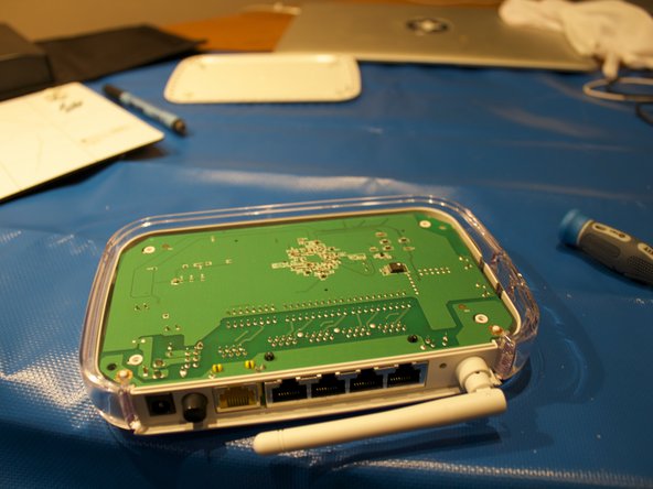 Netgear G54 Wireless Router Teardown, Removing the case: crwdns2935265:04crwdnd2935265:03crwdnd2935265:03crwdne2935265:0