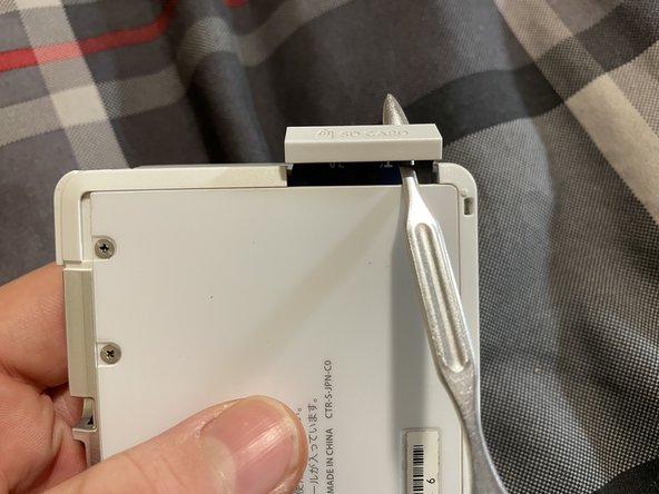 A Jammed SD Card Tray, Popping open tray: crwdns2935265:03crwdnd2935265:03crwdnd2935265:03crwdne2935265:0