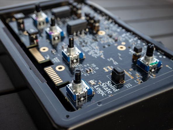 Solid State Logic SSL 2 Teardown, Separate the front aluminium plate: crwdns2935265:03crwdnd2935265:02crwdnd2935265:02crwdne2935265:0