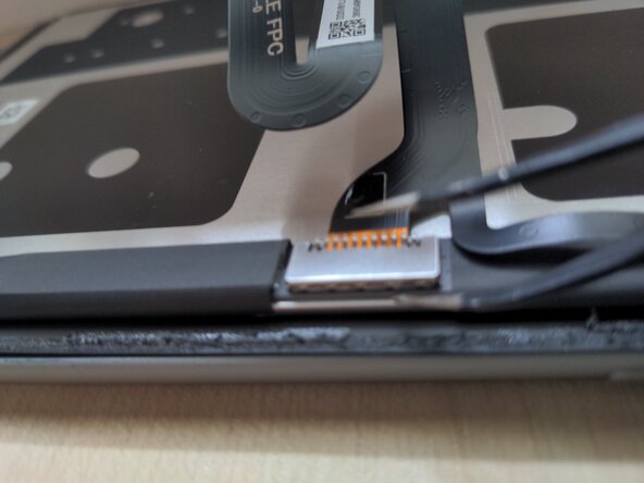 Surface Go 2 and 3 Screen Replacement, Transfer parts to the new display: passo 8, immagine 1 di 3