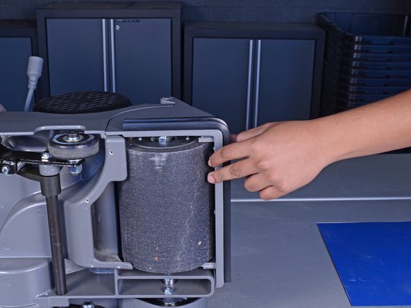 Clarke Floor Sander 07012A 2012 Drum Expander Replacement, Lower the sander and lift the front cover: crwdns2935265:04crwdnd2935265:02crwdnd2935265:03crwdne2935265:0