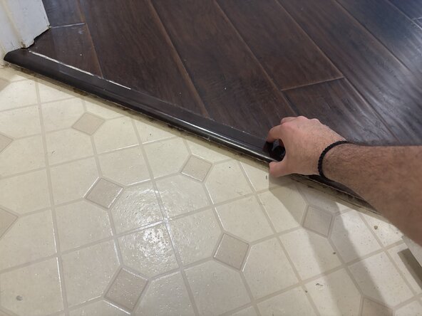 How to Fix a Loose Wooden Door Threshold, How to Fix a Loose Wooden Door Threshold: crwdns2935265:01crwdnd2935265:01crwdnd2935265:03crwdne2935265:0