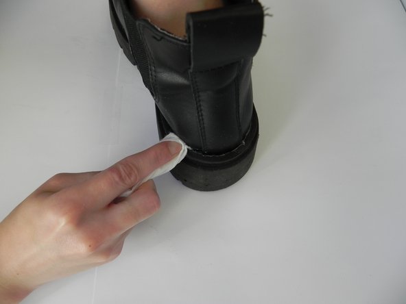How to Repair the Sole of a Heeled Shoe: passo 4, immagine 3 di 3