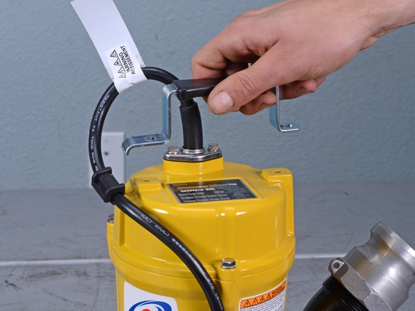 Wacker Pump PST2 400 2008 Power Cable Replacement, Remove the handle: crwdns2935265:05crwdnd2935265:02crwdnd2935265:02crwdne2935265:0