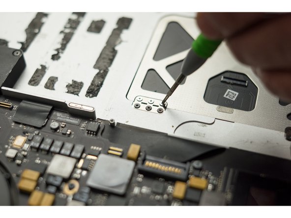 Battery and Trackpad. Disassembling MacBook Pro 15" Retina 2012-2015: crwdns2935265:010crwdnd2935265:02crwdnd2935265:03crwdne2935265:0