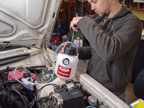 How to bleed 1986-1993 Volvo 240 brakes: passo 3, imagem 2 %32