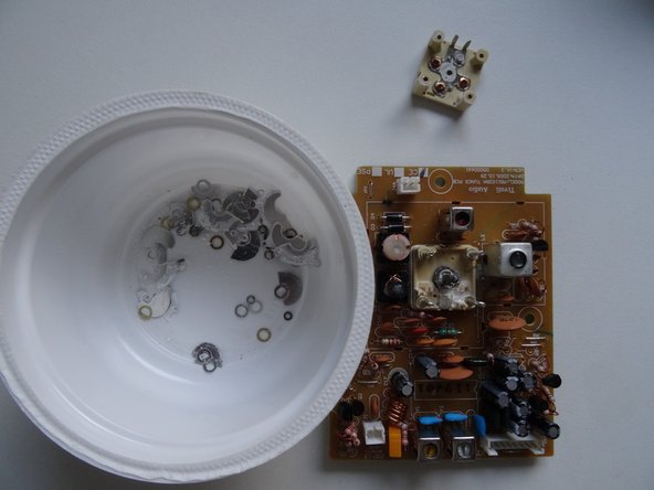 Tivoli One Variable capacitor Repair, Disassemble the Variable Capacitor: crwdns2935265:012crwdnd2935265:03crwdnd2935265:03crwdne2935265:0