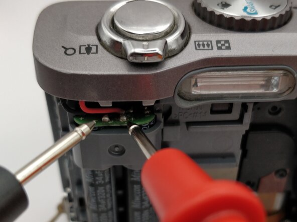 Samsung WB690 + Lens Demontage, Ontlaad de condensatoren met een multimeter: stap 6, afbeelding 3 van 3