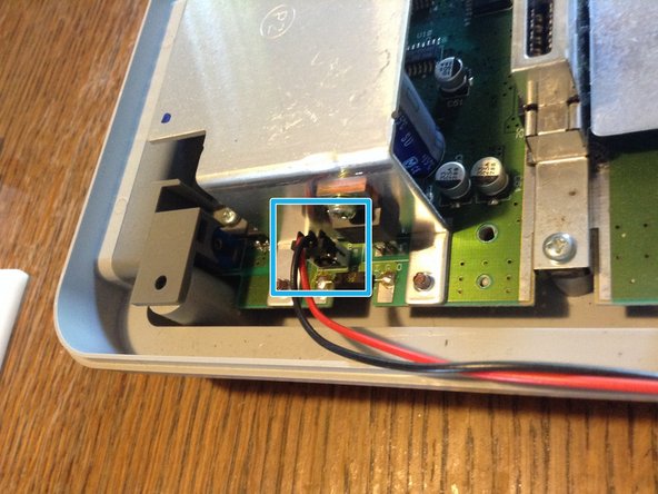 Super Famicom Teardown, Removing the Power Switch: crwdns2935265:03crwdnd2935265:02crwdnd2935265:02crwdne2935265:0