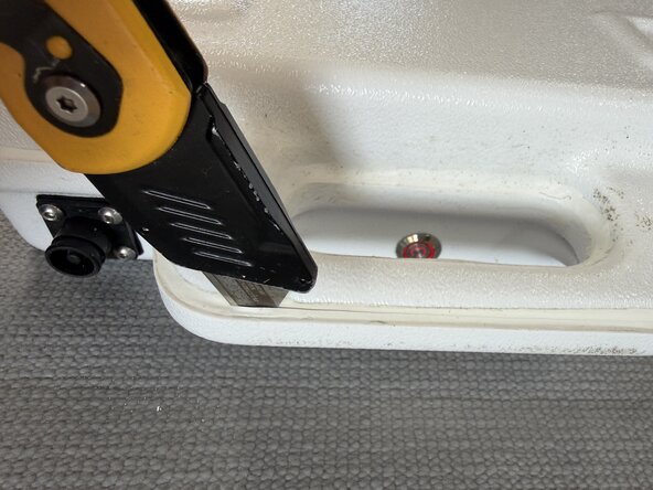 BMS Replacement Replacement, Open the case: stap 2, afbeelding 1 van 3