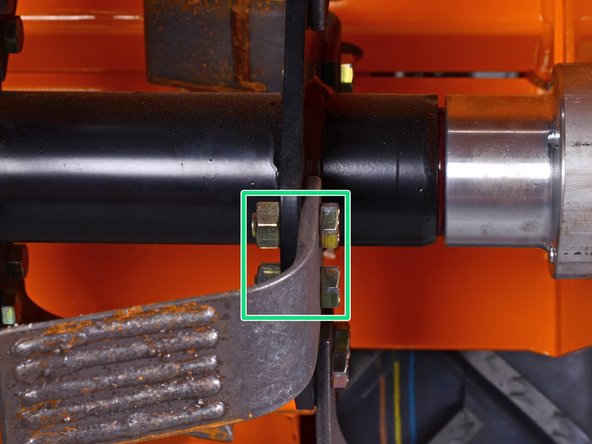 Barreto Tillers E1320HTRLR 2016 Tine Replacement, Loosen the tine bolts: crwdns2935265:07crwdnd2935265:02crwdnd2935265:03crwdne2935265:0