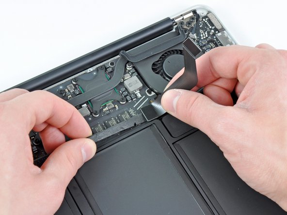 MacBook Air 13" Late 2010 Display Assembly Replacement: crwdns2935265:05crwdnd2935265:02crwdnd2935265:02crwdne2935265:0