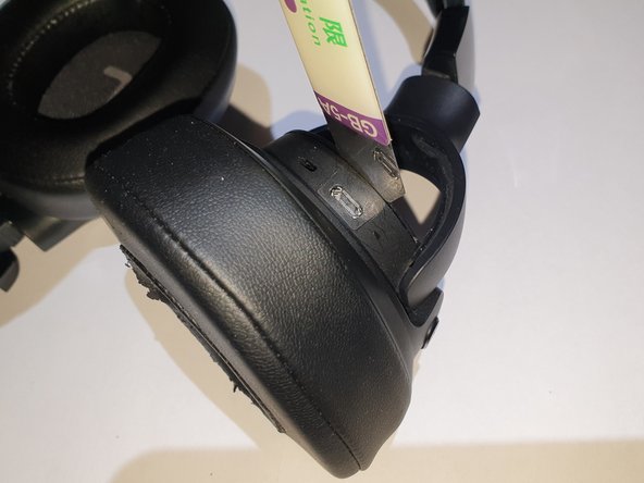 JBL Tune 700BT Teardown, right side - electronics cover: crwdns2935265:02crwdnd2935265:01crwdnd2935265:03crwdne2935265:0