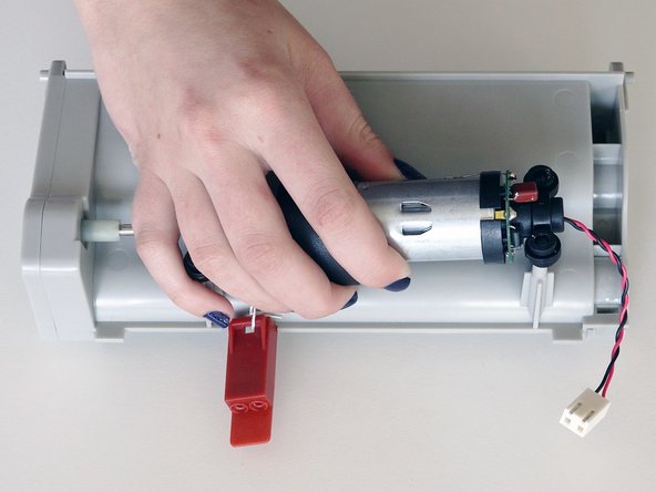 bObi Pet Main Brush Motor  Replacement, Detach the motor: 手順 4、 3の画像 3