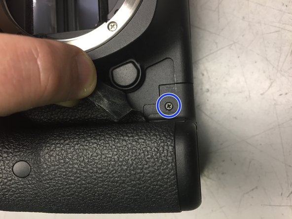 Canon EOS 5D Mark III Main Board Replacement, Remove the bottom plate #1: crwdns2935265:07crwdnd2935265:03crwdnd2935265:03crwdne2935265:0