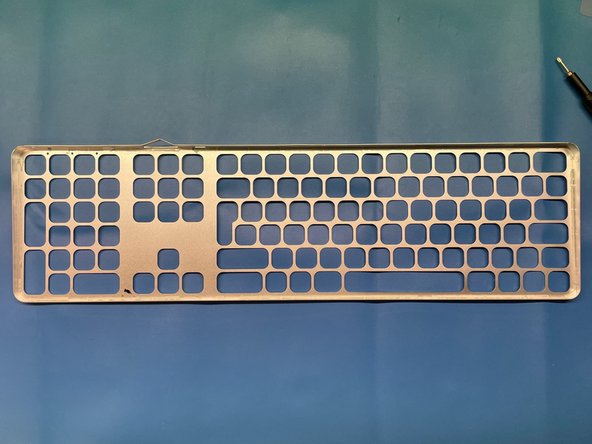 Satechi Aluminum Keyboard Disassembly, Removing the top cover: crwdns2935265:03crwdnd2935265:02crwdnd2935265:03crwdne2935265:0