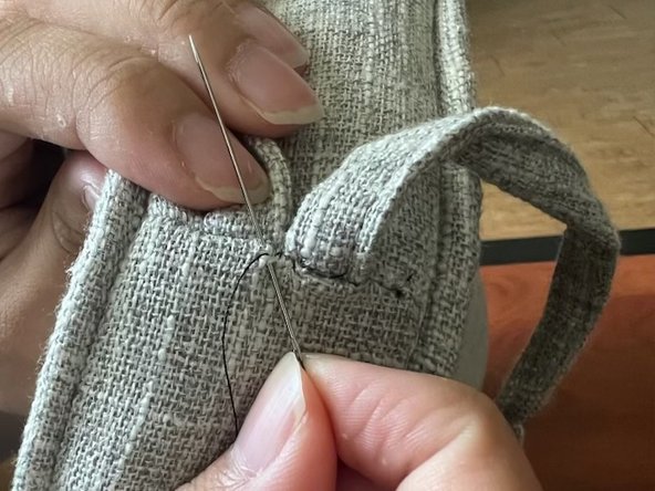 How to Sew a Cloth Seat Cushion Strap: passo 9, immagine 2 di 2