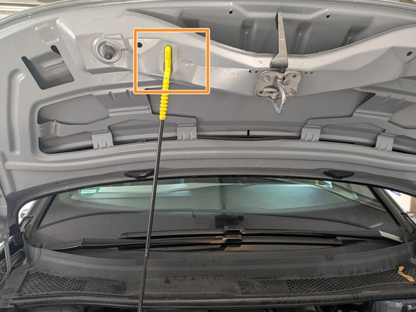How to Open the Hood of a Volkswagen ID.3, Secure the Hood with the Prop Rod: passo 3, imagem 2 %32