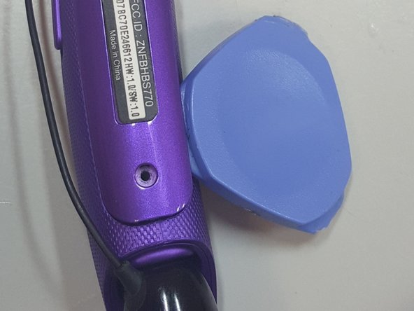 LG Tone Pro HBS-770 Speaker Replacement, Pry Open Housing: crwdns2935265:03crwdnd2935265:02crwdnd2935265:03crwdne2935265:0