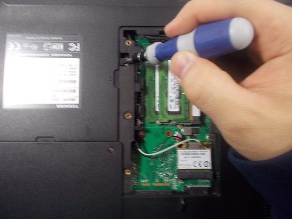 Toshiba Satellite L655D-S5095 Touchpad Button Replacement: crwdns2935265:04crwdnd2935265:02crwdnd2935265:02crwdne2935265:0