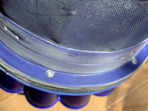 Dyson DC 37 Allergy Gasket Replacement, Lower Body Removal: crwdns2935265:03crwdnd2935265:02crwdnd2935265:03crwdne2935265:0