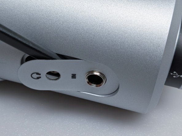 Samson G-Track Pro Teardown, Removing Sticker: crwdns2935265:08crwdnd2935265:02crwdnd2935265:03crwdne2935265:0