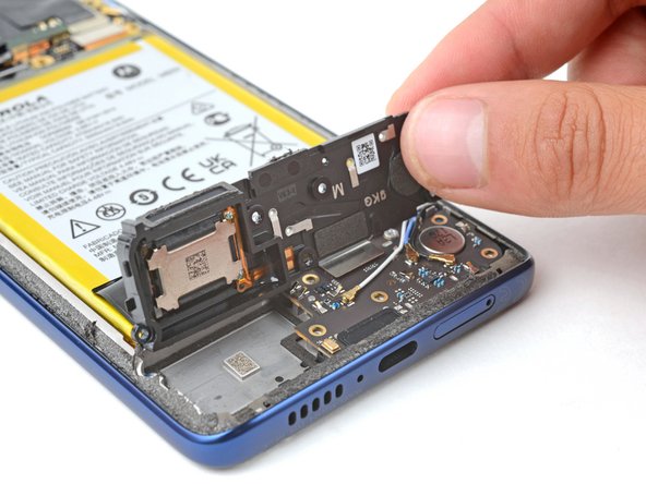 Motorola Edge 5G UW (2022) Screen Replacement, Remove the daughterboard cover: crwdns2935265:022crwdnd2935265:02crwdnd2935265:03crwdne2935265:0