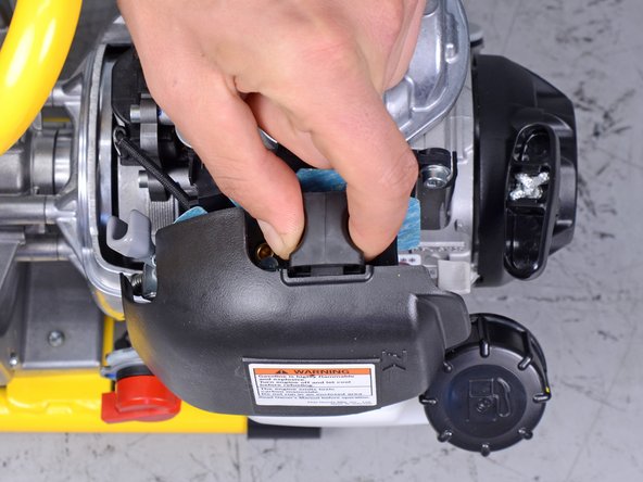 Wacker Pump PG1 2014 Carburetor Replacement, Remove the air box cover: crwdns2935265:04crwdnd2935265:02crwdnd2935265:02crwdne2935265:0