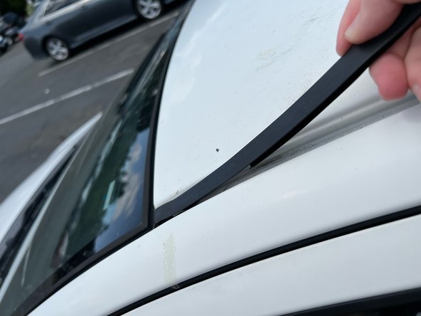 2007-2011 Toyota Yaris Drip Rail Replacement: crwdns2935265:04crwdnd2935265:03crwdnd2935265:03crwdne2935265:0