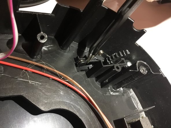 Memorex CD Alarm Clock Radio CD Lid Spring Replacement: crwdns2935265:04crwdnd2935265:02crwdnd2935265:02crwdne2935265:0