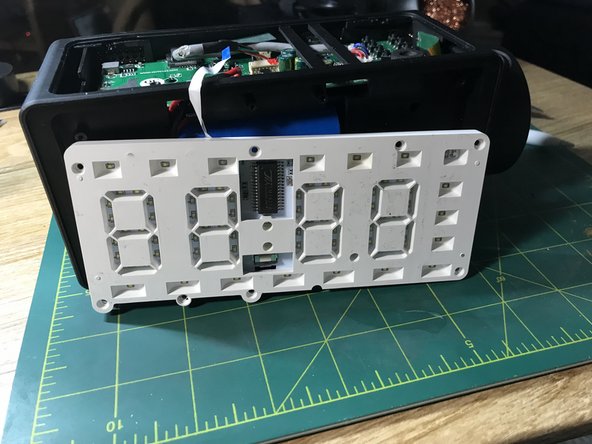 Htterino Projection Alarm Clock LED projector Replacement, Disconnect front-face clock data cable: crwdns2935265:05crwdnd2935265:02crwdnd2935265:02crwdne2935265:0