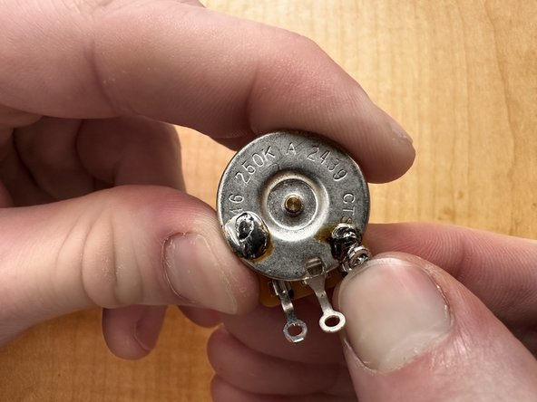 Fender Stratocaster Volume Potentiometer Replacement: passo 13, immagine 2 di 3