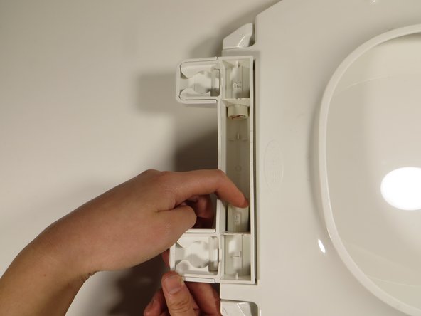 How to Fix Wobbly Toilet Seat Hinges: crwdns2935265:07crwdnd2935265:02crwdnd2935265:03crwdne2935265:0