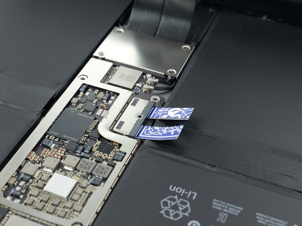 iPad Pro 12.9" 2nd Gen Screen Replacement, Insert the card strips: crwdns2935265:031crwdnd2935265:03crwdnd2935265:03crwdne2935265:0