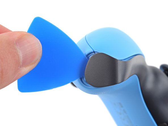 DualSense Controller v2 Vibration Motor Replacement, Unclip the left end of the middle trim: crwdns2935265:03crwdnd2935265:02crwdnd2935265:02crwdne2935265:0