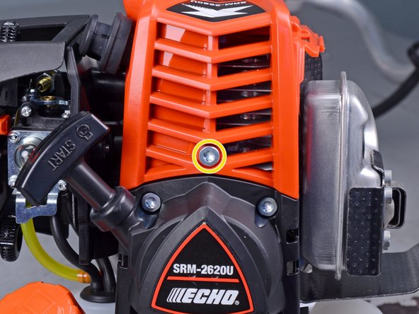 Echo Brushcutter SRM2620U 2017 Clutch Shoes Replacement, Remove the engine cover: crwdns2935265:06crwdnd2935265:02crwdnd2935265:02crwdne2935265:0